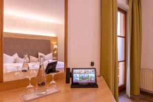 TV a/nebo společenská místnost v ubytování Zur Post Kümmersbruck Hotel & Tiny Houses