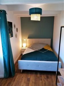 Łóżko lub łóżka w pokoju w obiekcie Appartement moderne entièrement rénové