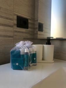 um balcão de casa de banho com um lavatório e produtos de higiene pessoal em B&B Il Castello em Sangineto