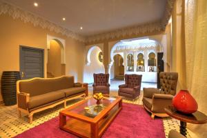 een woonkamer met banken en een tafel bij Ksar Anika Boutique Hotel & Spa in Marrakesh