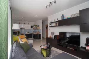 Gallery image of Sunny home near BUD with 2BR, AC and free parking in Vecsés