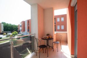 Un balcon sau o terasă la Sunny home near BUD with 2BR, AC and free parking