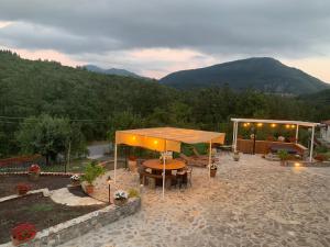 un patio con una mesa y una tienda de campaña en Ai Cerri di Remí en Lauria Inferiore