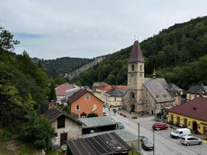 a town with a church and a street with cars at Palma Apartment in Schottwien