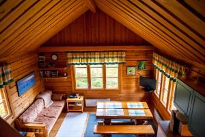 an attic room with a couch and a table at Tunturilapin Tuvat in Muonio