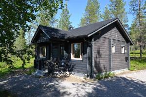 eine kleine Holzhütte im Wald in der Unterkunft Tunturilapin Tuvat in Muonio