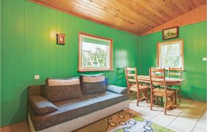 ムシチツェにある1 Bedroom Gorgeous Home In Msciceの緑の壁のリビングルーム(ソファ、テーブル付)