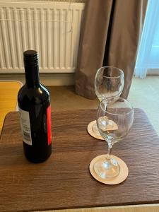 una botella de vino y dos copas de vino en una mesa en Room with A View en Londres