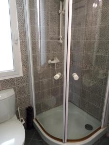 y baño con ducha y puerta de cristal. en Juan Belmonte ONGI ETORRI, en Zumaia