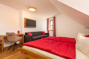 Postel nebo postele na pokoji v ubytování Hotel Garni zum Schwan