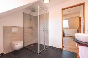Koupelna v ubytování Hotel Garni zum Schwan + 37 fotografií