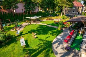 een luchtzicht op een park met een speeltuin bij Hotel Bella in Jelenia Góra