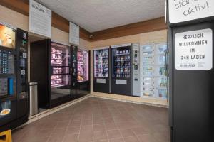 uma loja com várias máquinas de venda automática numa loja em Hotel Garni zum Schwan em Waldmünchen