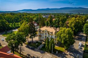 una vista aérea de una casa grande con aparcamiento en Hotel Bella en Jelenia Góra