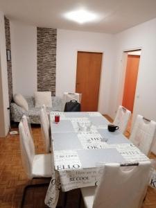 comedor con mesa, sillas y cama en Arena stožice rooms, en Liubliana