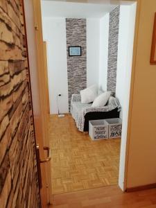 salon z kanapą i ceglaną ścianą w obiekcie Arena stožice rooms w Lublanie