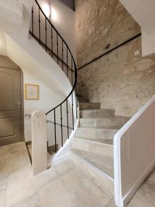 uma escada numa casa com uma parede de pedra em Hôtel Restaurant Le Lachens em La Bastide