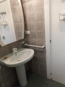 een badkamer met een witte wastafel en een spiegel bij Juan Belmonte ONGI ETORRI in Zumaia