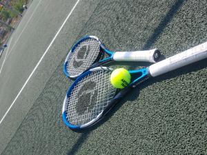 Tennis and/or squash facilities at Hôtel Causse Comtal Rodez, The Originals Relais or nearby