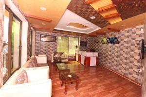 uma sala de estar com um sofá e uma mesa em Canari Hotel kashmir view em Nathia Gali