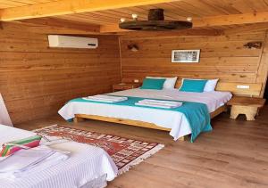 Postel nebo postele na pokoji v ubytování Kabak Misafir Evi