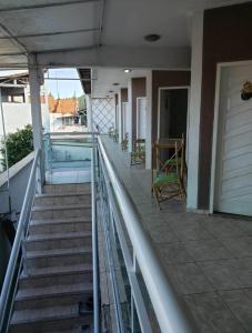 - un balcon d'une maison avec des escaliers et une table dans l'établissement Pousada Caravela, à Arraial do Cabo