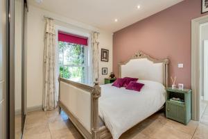 una camera da letto con un grande letto con cuscini viola di Clonaslee House a Coleraine Altre 36 foto