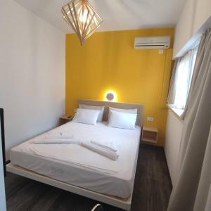 Posteľ alebo postele v izbe v ubytovaní PETMEZA APARTMENT 2 Aigio City F