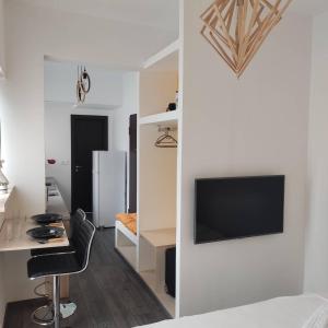 Pokój z biurkiem i telewizorem na ścianie w obiekcie PETMEZA APARTMENT 2 Aigio City F w mieście Ejo +14 zdjęć