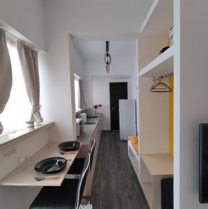 eine weiße Küche mit einer Theke und einem Kühlschrank in der Unterkunft PETMEZA APARTMENT 2 by DIMITROPOULOS in Egio