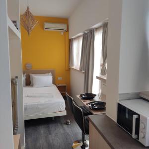Zimmer mit einem Bett und einem Schreibtisch mit einem TV in der Unterkunft PETMEZA APARTMENT 2 by DIMITROPOULOS in Egio