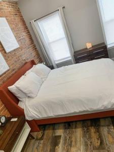 Voodi või voodid majutusasutuse Cozy Modern Apt in the Heart of Fells Point! toas