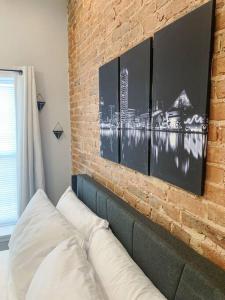 Voodi või voodid majutusasutuse Cozy Modern Apt in the Heart of Fells Point! toas