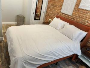 Voodi või voodid majutusasutuse Cozy Modern Apt in the Heart of Fells Point! toas