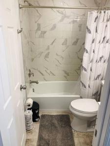 Vannituba majutusasutuses Cozy Modern Apt in the Heart of Fells Point!