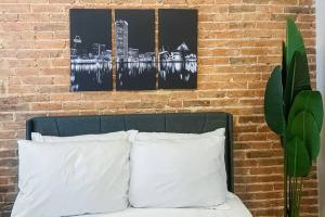 Voodi või voodid majutusasutuse Cozy Modern Apt in the Heart of Fells Point! toas