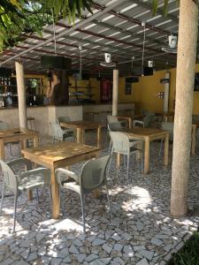 un grupo de mesas y sillas en un restaurante en le HBR de Saly, en Saly Portudal