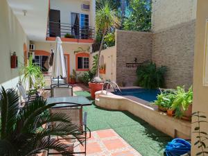 a courtyard with a swimming pool in a house at Hotel & Bungalows La Casa de Fortu in San Blas