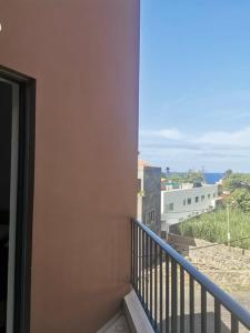 PombasにあるLuz d'Sol - Residencial Familiarの海の景色を望む建物のバルコニー