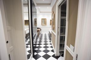 - un couloir avec un sol en damier noir et blanc dans l'établissement Borgo Santa Caterina 34, à Catane