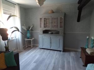 sala de estar con armario azul y suelo de madera en Casa Livia, en Lieser