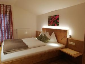 ハイリゲンブルートにあるAppartement Seppenbauerのベッド1台が備わる客室です。