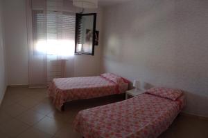 ein Hotelzimmer mit 2 Betten und einer Lampe in der Unterkunft Casa vacanza Sofy in Brindisi