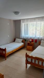 1 Schlafzimmer mit 2 Betten und einem Fenster in der Unterkunft Plaza House in Kanáki