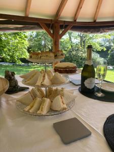 Talybont Bed and Breakfast في بارموث: طاولة مع طبق من الخبز وزجاجة من النبيذ