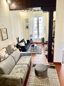 een woonkamer met een bank en een tafel bij MARAIS BRAQUE APPARTEMENT in Parijs