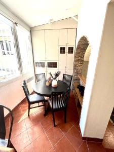 uma sala de jantar com mesa e cadeiras em MARAIS BRAQUE APPARTEMENT em Paris