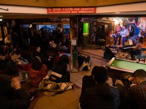 シャモニー・モンブランにあるAuberge de Jeunesse HI Chamonixのビリヤード台付きの部屋に座る人々