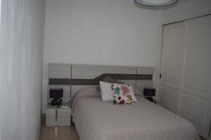 sypialnia z białym łóżkiem z 2 lampami i 2 poduszkami w obiekcie El Quijote with private heated pool w mieście San Bartolomé +22 zdjęcia