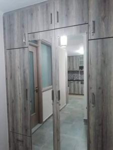 プラキアスにあるHOTEL LOFOS APARTMENTのドア付きの部屋のロッカー